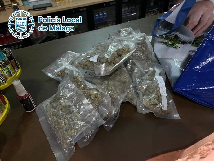 Bolsas con marihuana localizadas en una caja fuerte oculta tras un falso enchufe