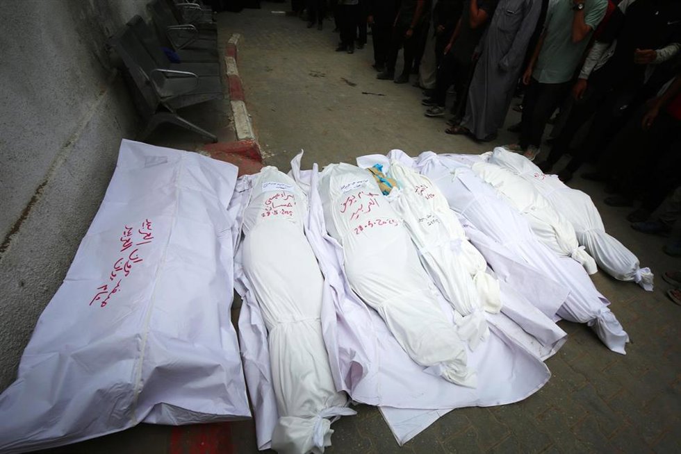 Cadáveres de varios palestinos muertos a causa de un bombardeo ejecutado por el Ejército de Israel contra la Franja de Gaza antes de su entierro (archivo)