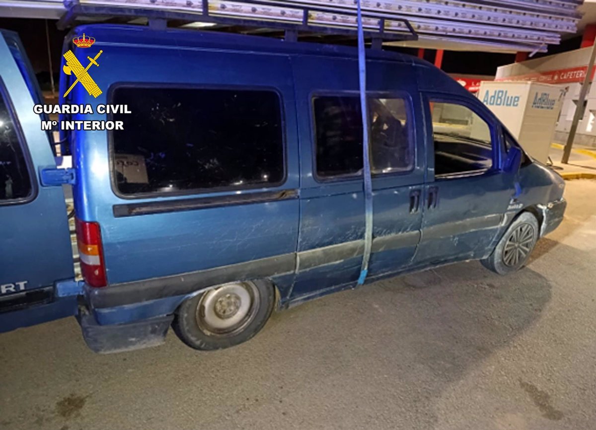 Guardia Civil detiene a dos personas al ser sorprendidas con objetos robados en una furgoneta en Fuente Álamo