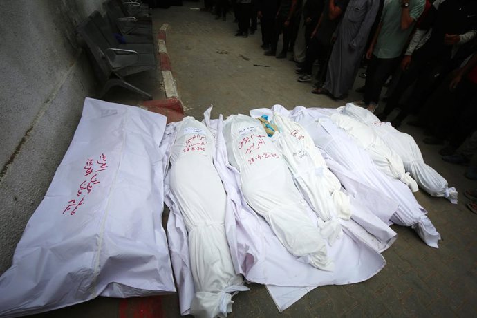 28 de maio de 2025, Territórios Palestinos, Gaza: Os corpos dos palestinos mortos em ataques israelenses contra casas ao longo da Saftawi Street são colocados no chão, aguardando o enterro. Foto: Omar Ashtawy/APA Images via ZUMA Press Wire/dpa