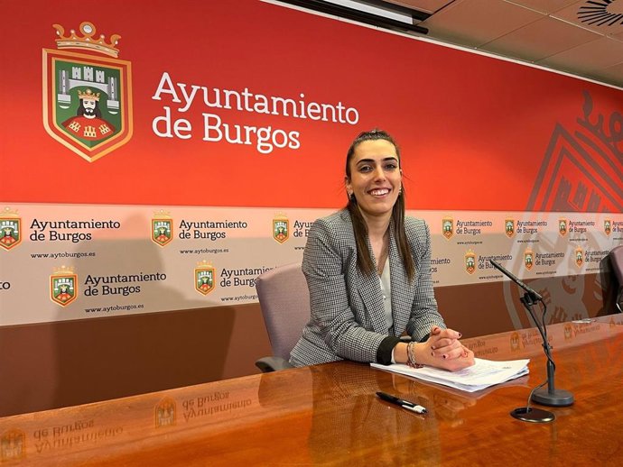 Archivo - La portavoz del equipo de Gobierno, Andrea Ballesteros, en una rueda de prensa en el Ayuntamiento de Burgos.