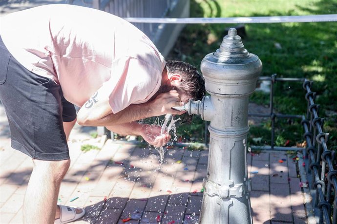 Archivo - Una persona se refresca en una fuente, a 7 de agosto de 2023, en Madrid (España). Esta nueva ola de calor, que comienza hoy, lunes 7 de agosto y está previsto que concluya este jueves 10 de agosto, pondrá en riesgo a 15 provincias de 6 comunidad