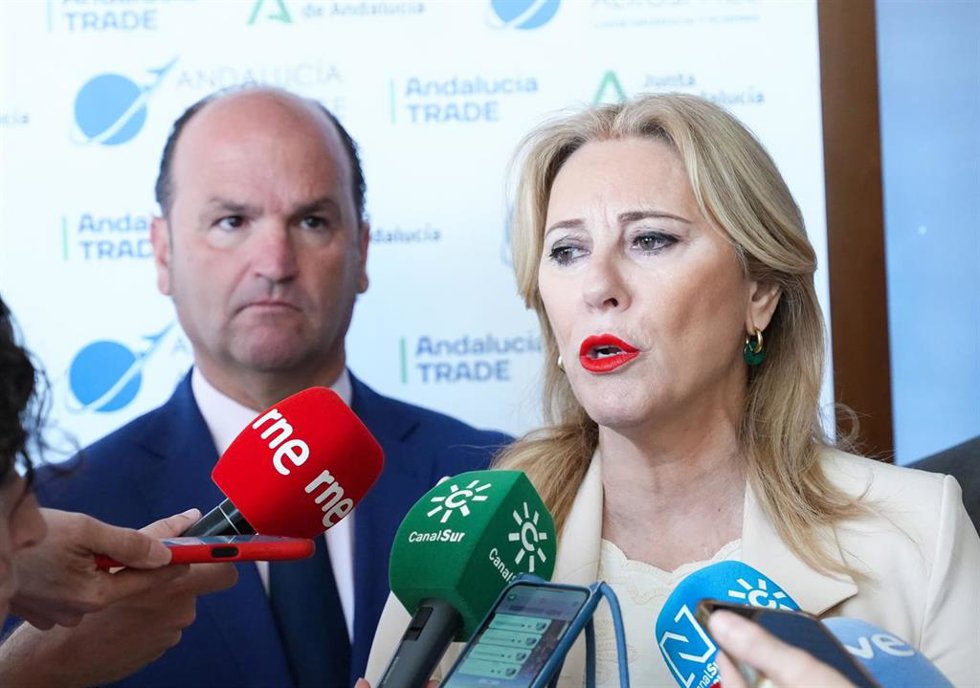 La consejera de Economía, Hacienda y Fondos Europeos y portavoz de la Junta de Andalucía, Carolina España, atiende a los medios de comunicación. A 29 de mayo de 2025, en La Rinconada (Sevilla, Andalucía, España). La consejera de Economía, Hacienda y Fon