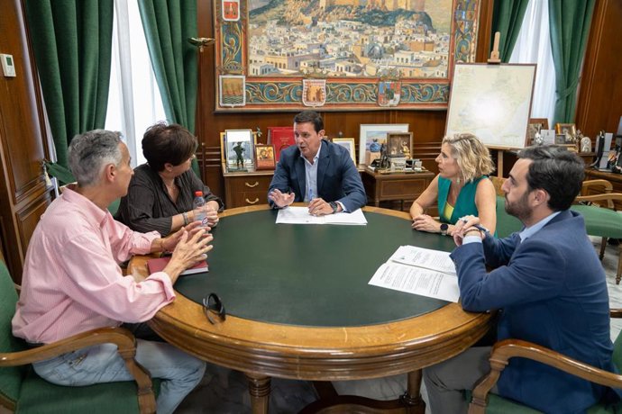 El presidente de la Diputación de Almería se reúne con el Colegio de Veterinarios.