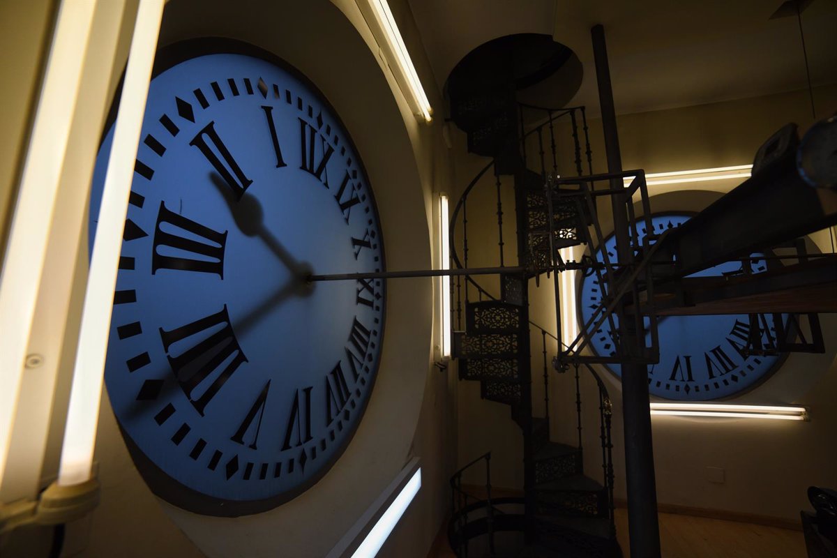 El reloj de la Puerta del Sol activa el  modo canario  y se retrasará mañana una hora como muestra de hermandad