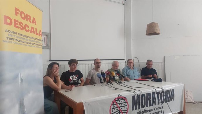 Representantes de la Plataforma contra los Megacruceros ofrecen una rueda de prensa.