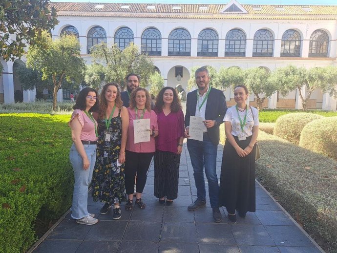La parlamentaria de Por Andalucía, Inmaculada Nieto, con dirigentes de IU en el Parlamento andaluz.