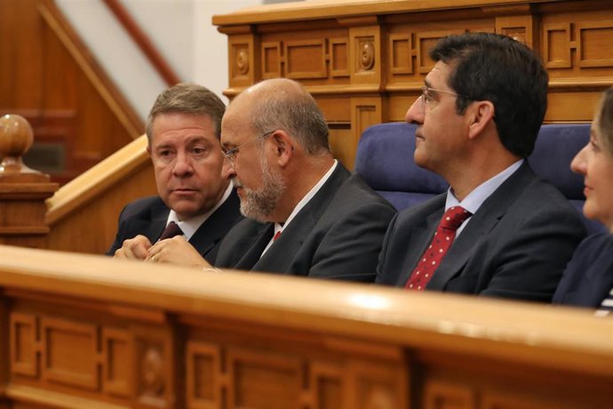 El presidente de Castilla-La Mancha, Emiliano García-Page; y los vicepresidentes primero y segundo, José Luis Martínez Guijarro y José Manuel Caballero, en las Cortes.