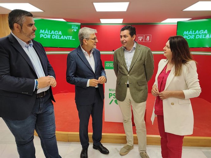 Josele Aguilar con secretario coordinador de Municipios del Litoral del PSOE-A, Rafael Márquez, el coordinador de Municipios del Litoral del PSOE de Málaga, Josele González, y la secretaria adjunta de Municipios del Litoral del PSOE-A, Maribel Tocón.