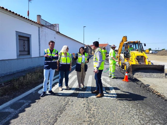 Carmen Granados (centro), en su visita las obras en la A-435 en Torrecampo.