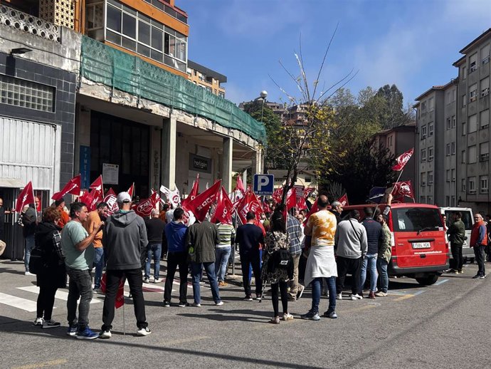 Archivo - Delegados sindicales y trabajadores del metal concentrados ante en la sede de Pymetal el pasado 9 de abril