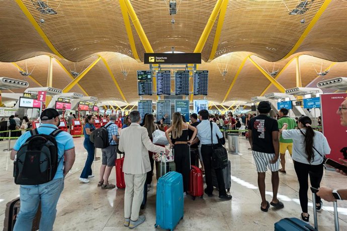 Archivo - Pasajeros en el aeropuerto de Madrid-Barajas durante la caída del sistema de seguridad de Microsoft que ha provocado fallos en importantes empresas en todo el mundo, a 19 de julio de 2024, en Madrid (España). 