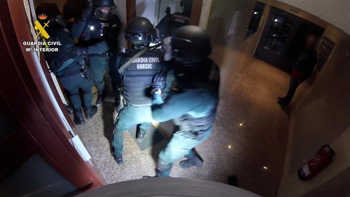 Intervención de la Guardia Civil durante la operación