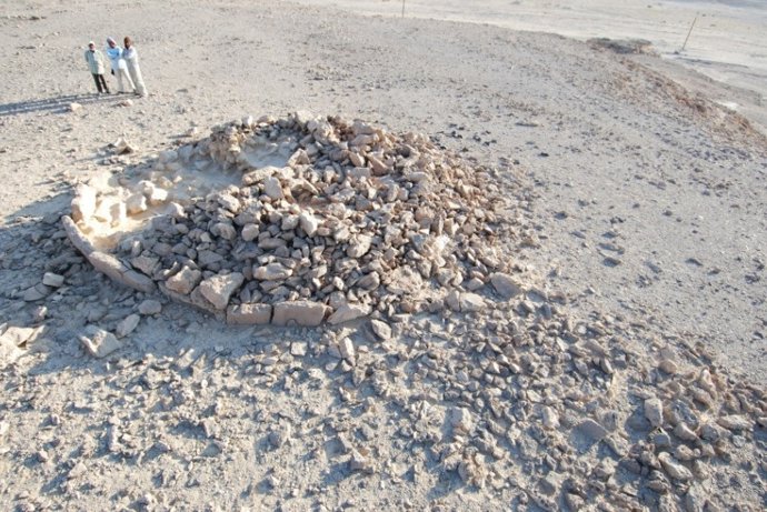 Os pesquisadores examinam os restos de um monumento de plataforma, o maior tipo de monumento estudado. Eles geralmente foram criados em uma única sessão por várias pessoas.