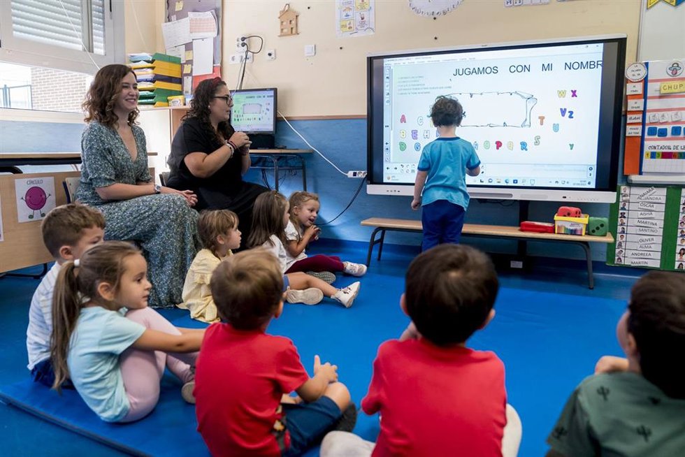 Archivo - La presidenta de la Comunidad de Madrid, Isabel Díaz Ayuso (i), visita el Colegio público de Educación Infantil y Primaria San Juan Bautista en la inauguración del curso escolar 2023/2024, a 7 de septiembre de 2023, en Arganda del Rey, Madrid 