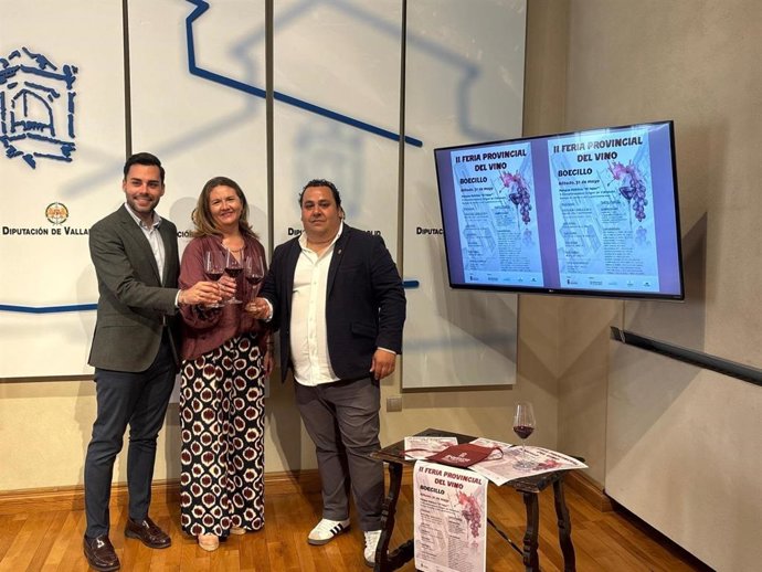 Presentación de la Feria Provincial del Vino con el diputado provincial de Empleo, Desarrollo Económico y Reto Demográfico, Roberto Migallón, acompañado por el alcalde de Boecillo, Raúl Gómez, y la concejala de cultura en Boecillo, Cristina Gil.