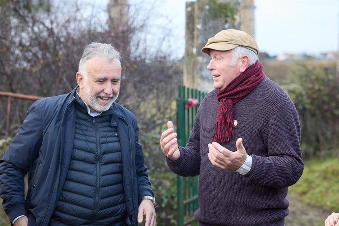 Archivo - El ministro de Política Territorial y Memoria Democrática, Ángel Víctor Torres (i), y el presidente de la Asociación cultural Chozas de la Sierra, Lawrence Sudlow (d), visitan el destacamento penal de Chozas de la Sierra en 2024