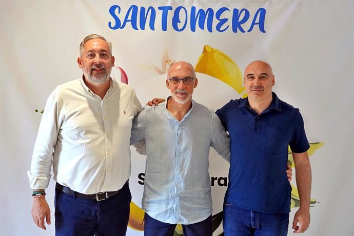 El aventurero 'Quitín', en el centro, junto al alcalde de Santomera, Víctor Martínez, a la izquierda de la imagen; y el concejal de Deportes, José Antonio Martínez