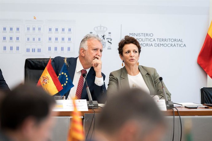 O Ministro de Política Territorial e Memória Democrática, Ángel Víctor Torres (à esquerda), preside a reunião do Comitê Preparatório da Conferência de Presidentes, no Ministério de Política Territorial e Memória Democrática, em 28 de maio de 2025, em Madr