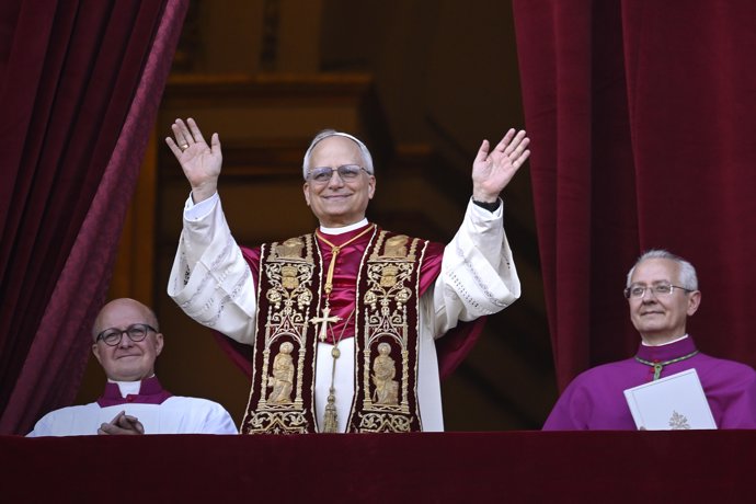 El cardenal Robert Prevost, Papa León XIV, el Papa número 267 de la historia, comparece ante sus fieles, en el balcón de la Basílica de San Pedro, a 8 de mayo de 2025, en La Ciudad del Vaticano (El Vaticano).
