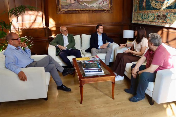 El alcalde de Toledo, Carlos Velázquez junto con el concejal de Promoción Económica y Empleo, Juan Marín, han recibido a Felipe Madruga, Esperanza Martín y Antoni Blanco, médicos geriatras del Hospital Virgen del Valle