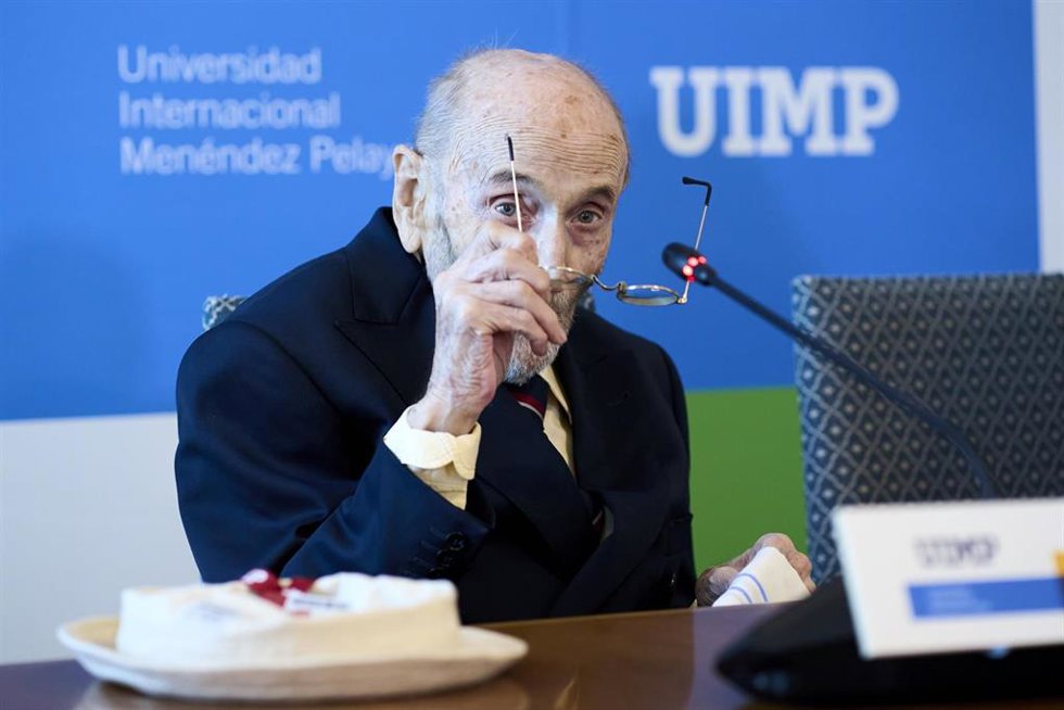 Archivo - El escritor y poeta Álvaro Pombo galardonado en la XXXV edición del Premio Internacional Menéndez Pelayo, que otorga anualmente la UIMP