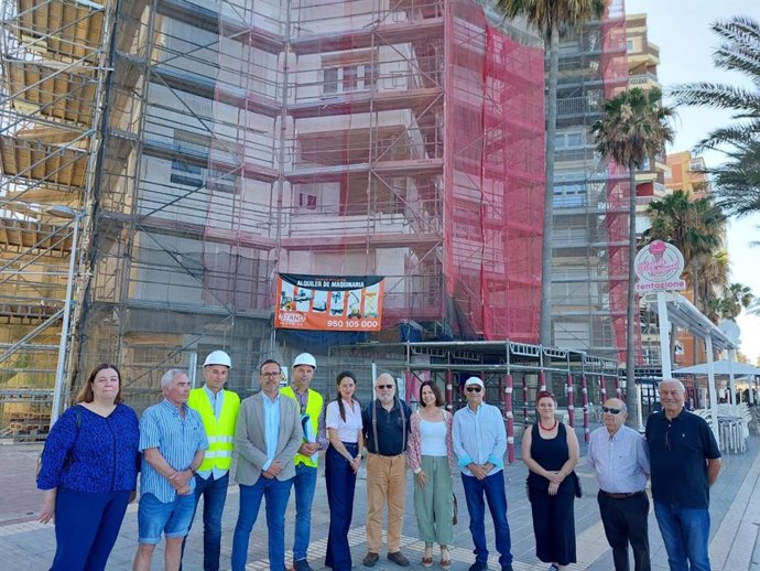 Obras de rehabilitación energética del edificio Star Building, en el Paseo Marítimo de Almería.