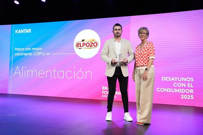 Informe Kantar Brand Footprint 2025 elaborado por la consultora Kantar Worldpanel. El director de marketing de la compañía, Pablo Olivares, recoge el galardón de mano de María Josep Martínez, directora general de Worldpanel