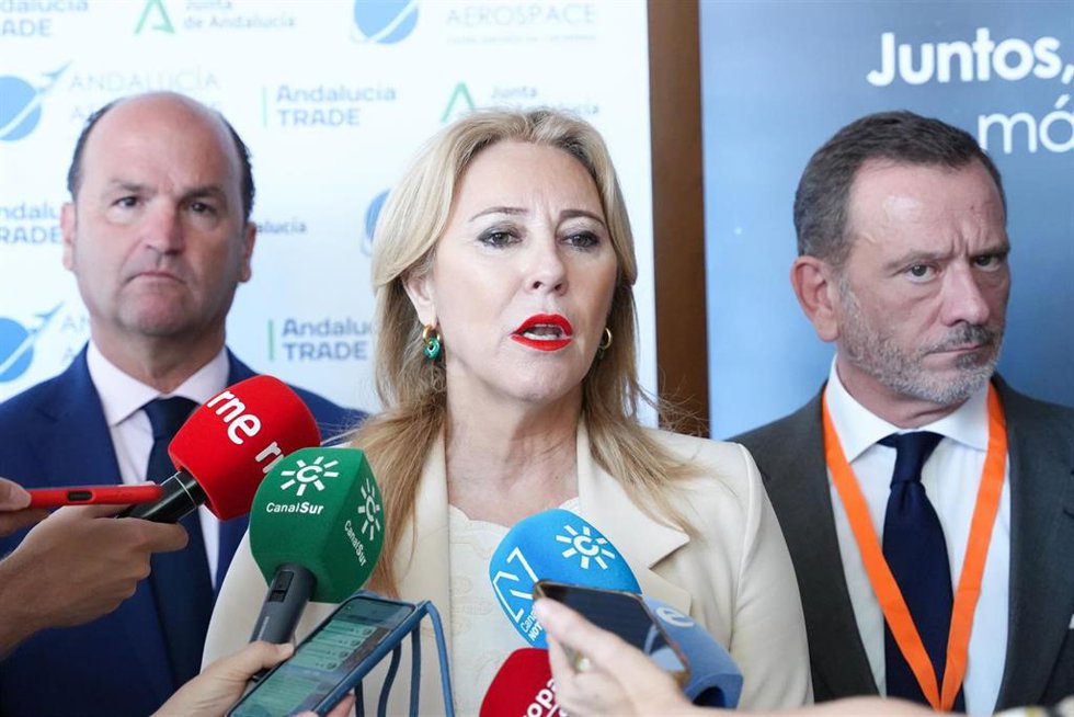 La consejera de Economía, Hacienda y Fondos Europeos y portavoz de la Junta de Andalucía, Carolina España, atiende a los medios de comunicación. A 29 de mayo de 2025, en La Rinconada (Sevilla, Andalucía, España). La consejera de Economía, Hacienda y Fon