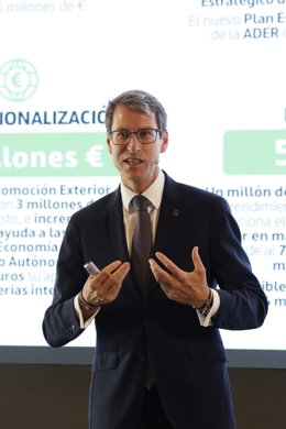 El presidente del Gobierno de La RIoja, Gonzalo Capellán, en un deayuno de balance de dos años de legislatura