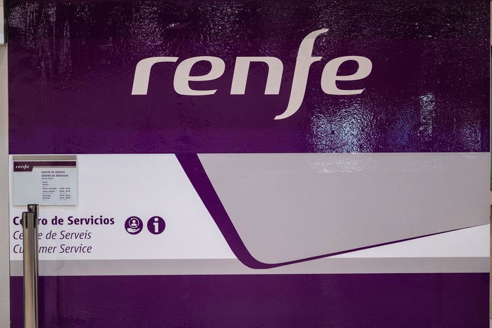 Archivo - Centro de Servicios de Renfe en la estación de Barcelona-Sants