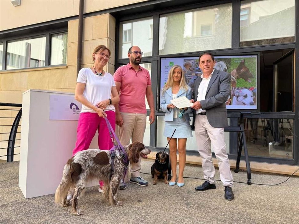 De izda a dcha Marcén, Andrés, Poza y Serrano junto a los perros Lea y Saturio tras la firma del convenio