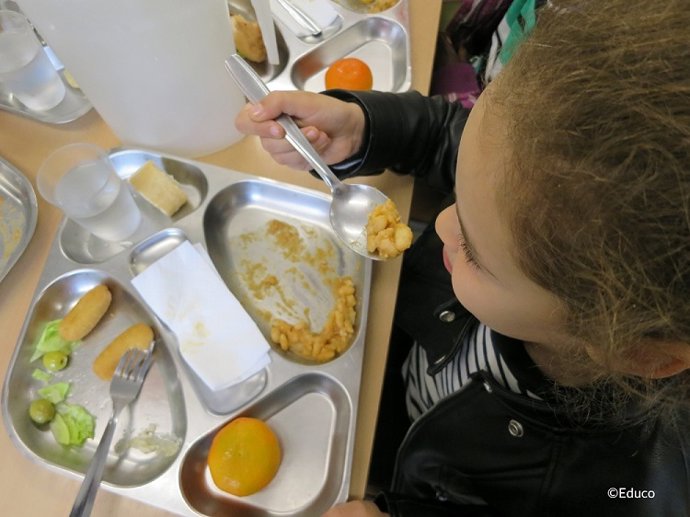 Archivo - Una niña en el comedor de un colegio de Madrid, en 2019.