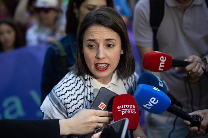 La eurodiputada de Podemos, Irene Montero, ofrece declaraciones a los medios de comunicación, antes de la manifestación por la sanidad pública y contra la política sanitaria del Gobierno de Ayuso, a 25 de mayo de 2025, en Madrid (España).