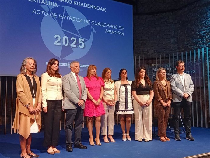 El Gobierno Vasco entrega los 'Cuadernos de la Memoria' a víctimas del terrorismo