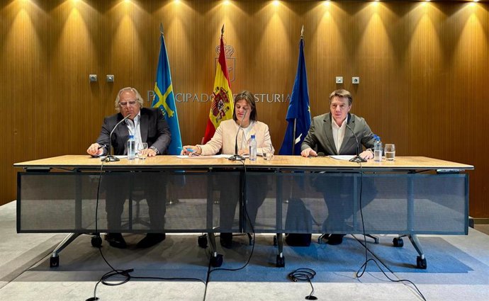 El presidente de ICTES, Miguel Mirones; la vicepresidenta del Principado, Gimena Llamedo; y el presidente de OTEA y de Hostelería de España, Jose Luis Almeida.