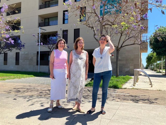 La secretaria general del PSIB-PSOE y presidenta del Congreso, Francina Armengol, este jueves frente a los edificios de Metrovacesa, en Palma.