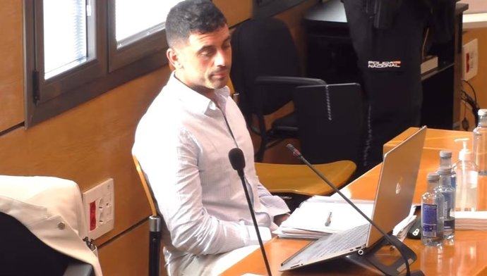 Imagen del acusado durante el juicio en el que se le acusa de asesinato por matar a su pareja.