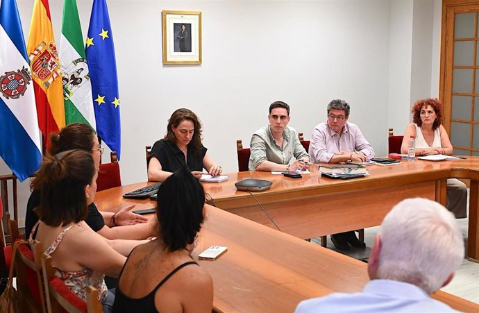 El segundo teniente de Alcaldesa y delegado de Servicios Públicos en el Ayuntamiento de Jerez de la Frontera (Cádiz), Jaime Espinar, y el delegado de Educación, José Ángel Aparicio, en un encuentro con el comité de empresa de limpieza de colegios y CCOO