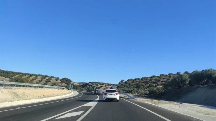 Archivo - La carretera A-306 a su paso por el término de Torredonjimeno.