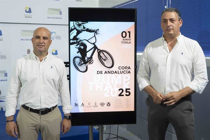 El diputado provincial de Deporte, José Antonio García, y el alcalde de Tíjola, José Juan Martínez, durante la presentación de la Copa de Andalucía de Pump Track 2025.