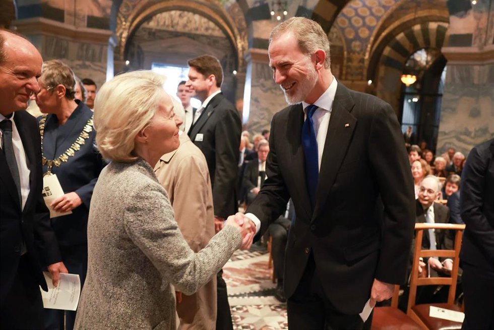 El Rey Felipe VI y la presidenta de la Comisión Europea, Ursula Von der Leyen, durante la ceremonia de entrega del Premio Internacional Carlomagno de Aquisgrán 2025