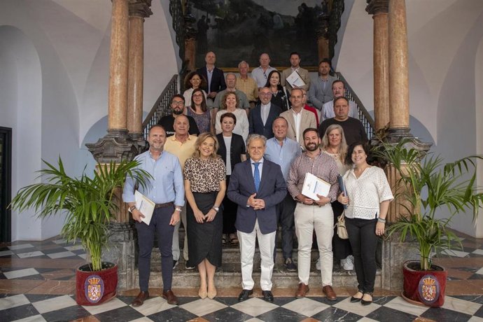 Salvador Fuentes (centro), junto a Auxiliadora Moreno, con los representantes de las entidades sociales firmantes de los convenios.