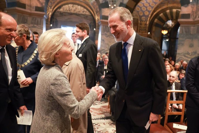 El Rey Felipe VI y la presidenta de la Comisión Europea, Ursula Von der Leyen, durante la ceremonia de entrega del ‘Premio Internacional Carlomagno de Aquisgrán’ 2025, en el Ayuntamiento de Aquisgrán, a 29 de mayo de 2025, en Aquisgrán (Alemania). El gala