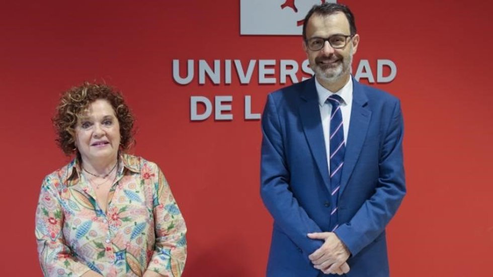 El viceconsejero de Educación y Empleo, Miguel Ángel Fernández, y la vicerrectora de Estudiantes y Empleabilidad, Marian Martínez, presentan las novedades de la Prueba de Acceso a la Universidad (PAU)