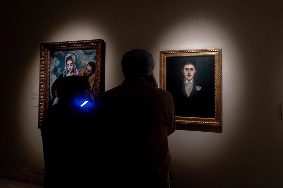 Archivo - Dos personas en la exposición Proust y las artes, en el Museo Nacional Thyssen-Bornemisza, a 9 de marzo de 2025, en Madrid (España). La exposición, que se encuentra en el museo desde el 4 de marzo hasta el 8 de junio, muestra la importancia 