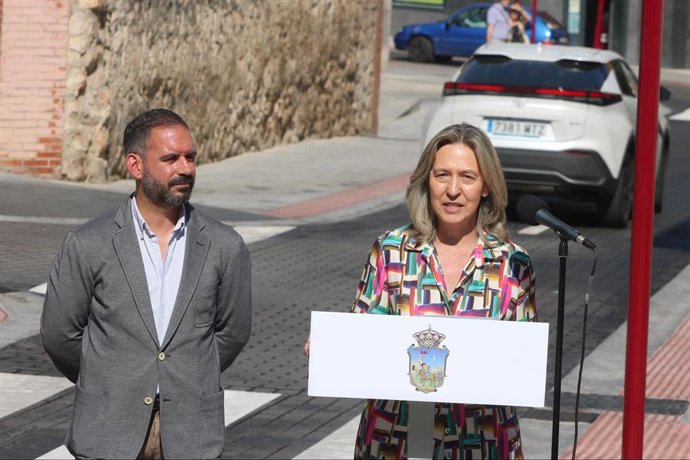 La alcaldesa de Guadalajara, Ana Guarinos, en el acto de inauguración de la remodelada calle Cervantes.
