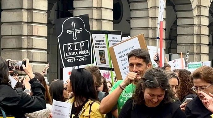 Carteles durante las concentraciones de docentes por la huelga de profesores.