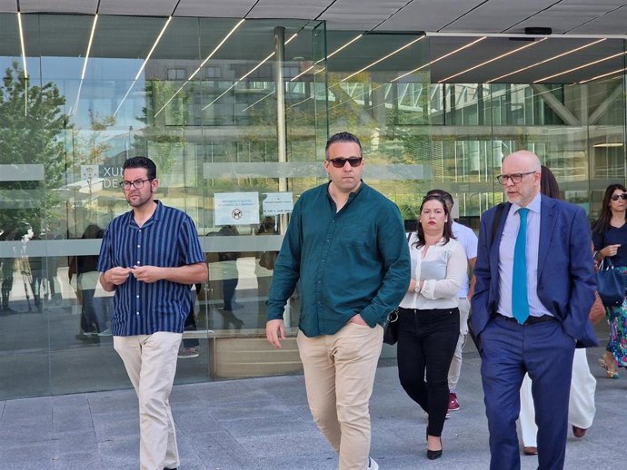 El presidente de la comisión de fiestas de Matamá a la salida de los juzgados.