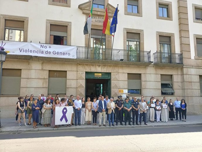 Cáceres guarda un minuto de silencio por la última víctima de la violencia machista